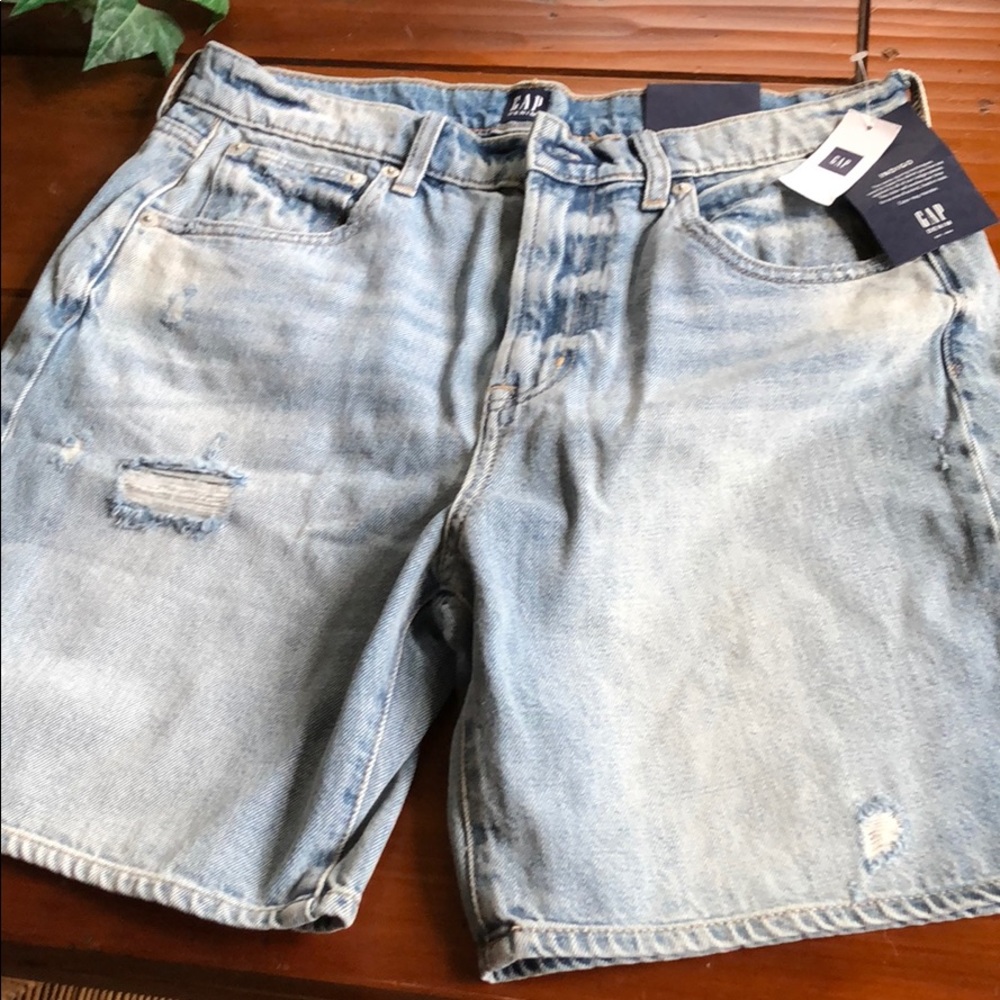 Gap high rise distressed short NWT